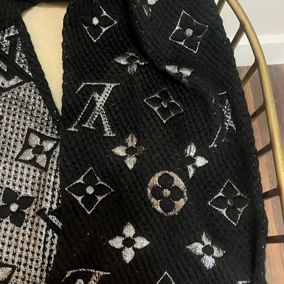 Louis Vuitton scarf - Picture 7 of 11